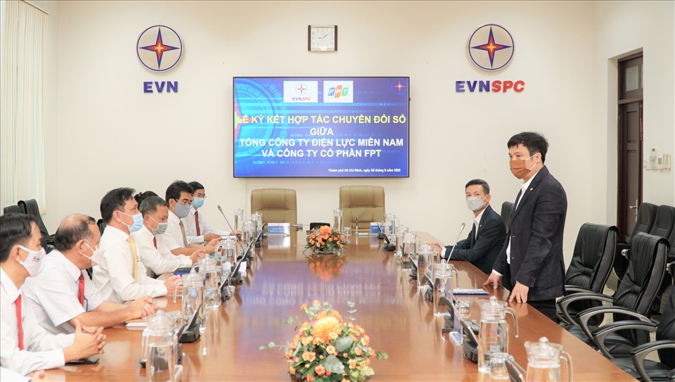 Sự hợp tác giữa EVNSPC và FPT sẽ nhanh chóng đưa ứng dụng công nghệ phục vụ khách hàng sử dụng điện nhanh chóng, hiệu quả. Ảnh EVNSPC cung cấp