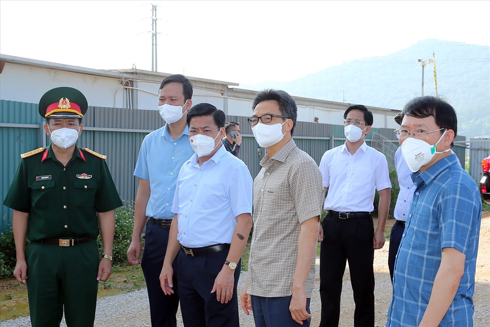 Tiếp đó, Phó Thủ tướng đến kiểm tra khu cách ly tập trung Phú Giang, KCN Vân Trung, nơi đang cách ly khoảng 1.300 công nhân. Ảnh: VGP/Đình Nam