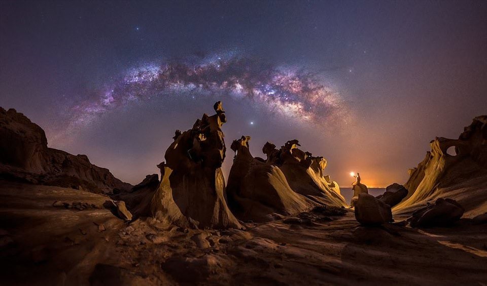 “Những người tình trong đêm” chụp dải Ngân Hà mọc lên vào một đêm mùa xuân trên bờ biển vịnh Ba Tư ở tỉnh Hormozgan, Iran.