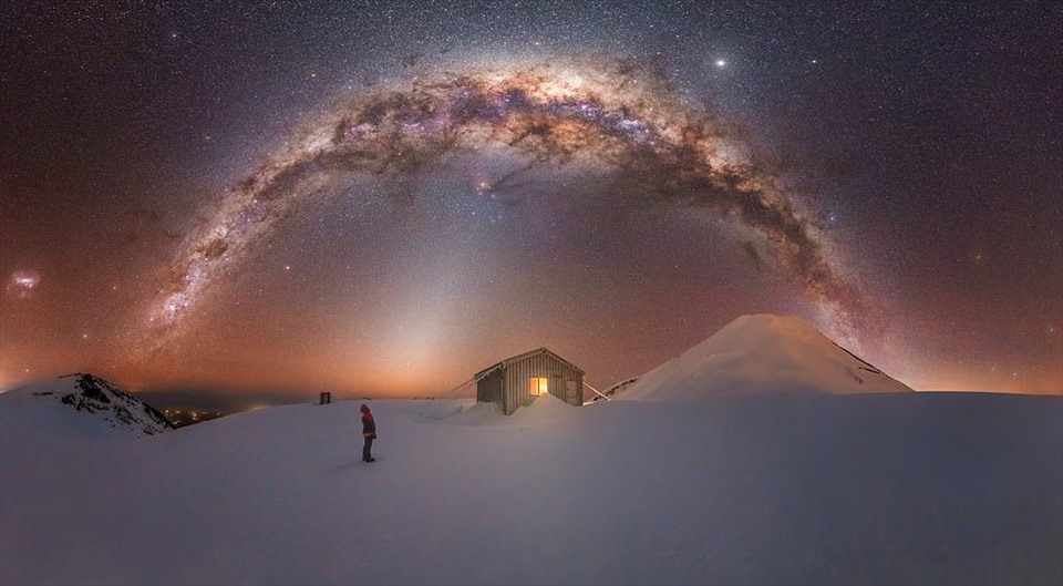 Dải ngân hà lơ lửng ngay trên cánh đồng hoa oải hương vào top giải nhiếp ảnh  thiên văn của năm