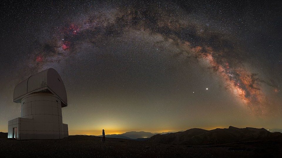 “Đêm đầy sao ở đài quan sát Helmos” tại đài quan sát Helmos ở Hy Lạp.