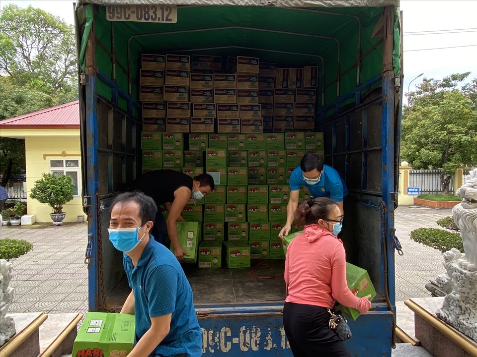 Hiểu được những khó khăn, vất vả của lao động cách ly 2 tỉnh Bắc Ninh, Bắc Giang, ngày 25/5 quỹ Tấm lòng vàng của báo Lao Động kết hợp với tập đoàn Masan hỗ trợ hơn 1705 thùng mì, nước.