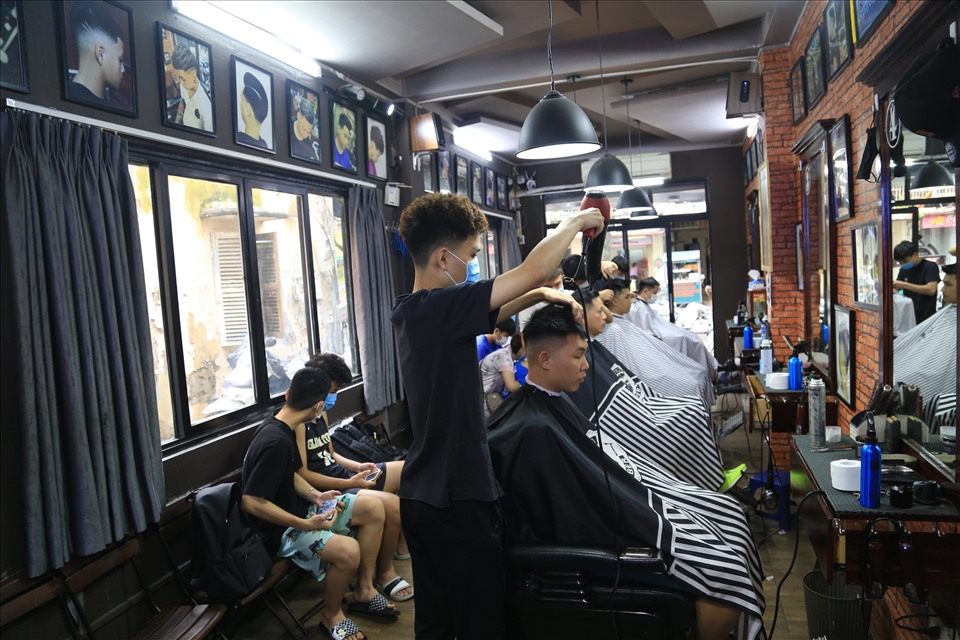 Dịch COVID-19 ảnh hưởng, anh Văn Anh phải tạm dừng công việc cắt tóc để kiếm một công việc mới.