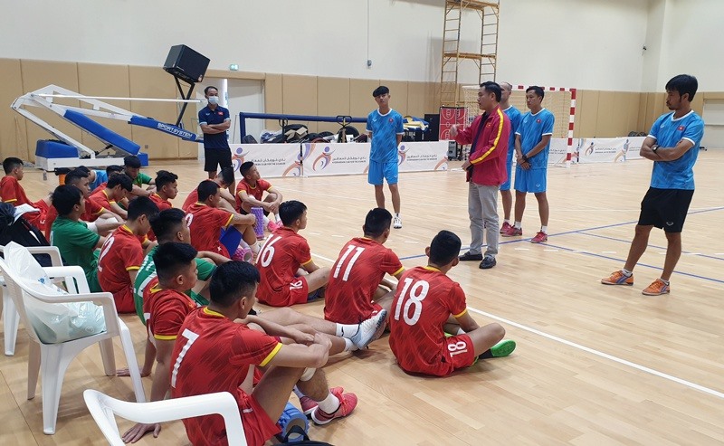 Ông Trần Anh Tú cùng đội tuyển Futsal Việt Nam tại UAE. Ảnh: VFF