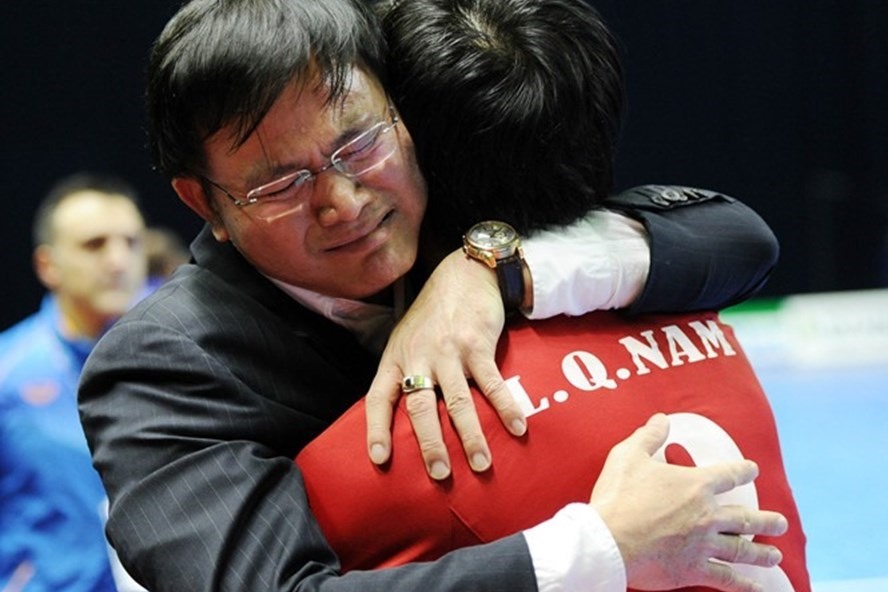 Ông Trần Anh Tú khóc trong lần đầu tiên Futsal Việt Nam giành vé đi World Cup 2016. Ảnh: QT