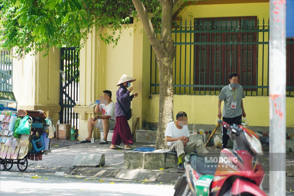 Tương tự, tại con ngõ số 1 Phạm Văn Bạch, Yên Hoà, Cầu Giấy, Hà Nội nhiều người vẫn thản nhiên phục vụ khách hàng trà đá.