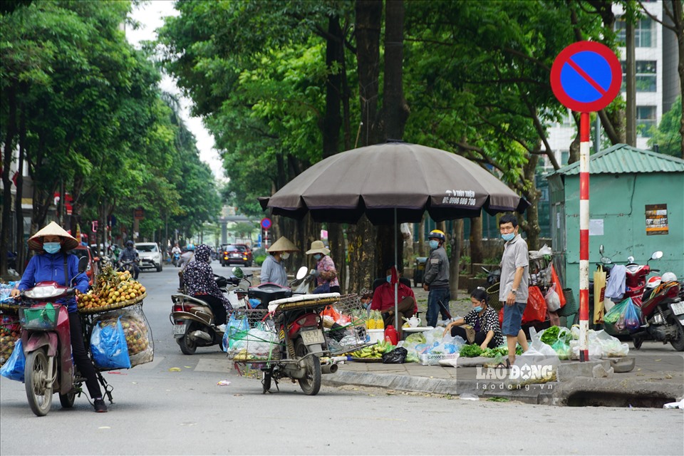 Ngày 11.5, TP Hà Nội đã có văn bản yêu cầu dừng hoạt động các nhà hàng bia hơi, quán bia, giải tỏa các chợ cóc, chợ tạm lấn chiếm vỉa hè.
