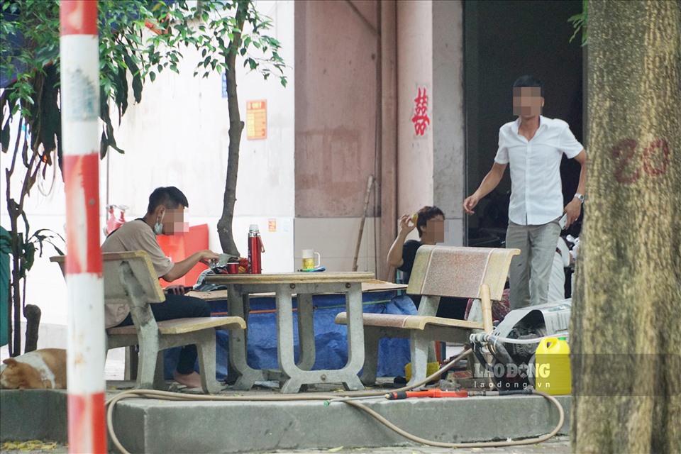 Dưới toà chung cư của khu đô thị Trung Hoà - Nhân Chính, quán nước vẫn phục vụ khách hàng tại chỗ.