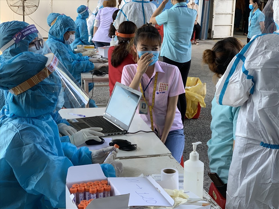 Chương trình “Triệu liệu vaccine cho công nhân nghèo” sẽ mang đến niềm vui kép cho công nhân ở Đà Nẵng. Ảnh: Tường Minh