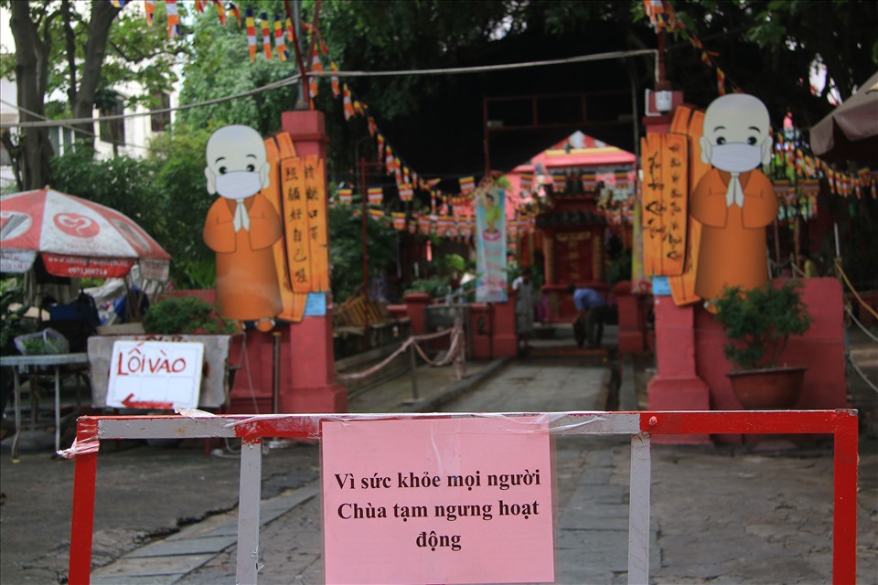 Thông báo được dán bên ngoài cổng chùa.