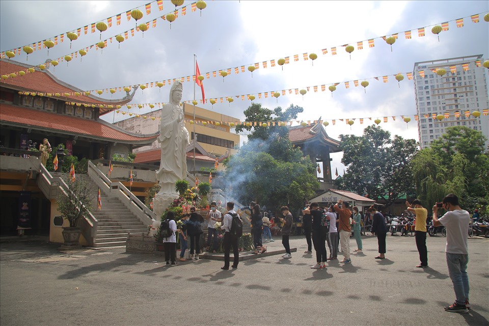 Chùa Vĩnh Nghiêm (Quận 3, TPHCM) mở cửa hoạt động, tuy nhiên, chùa liên tục phát loa thông báo yêu cầu phật tử đeo khẩu trang trong suốt thời gian có mặt tại chùa.