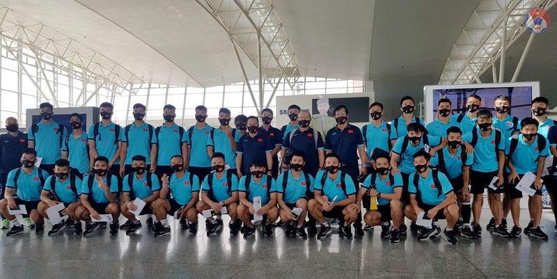 Đội tuyển Việt Nam chụp ảnh lưu niệm trước khi di chuyển sang UAE. Ảnh: VFF