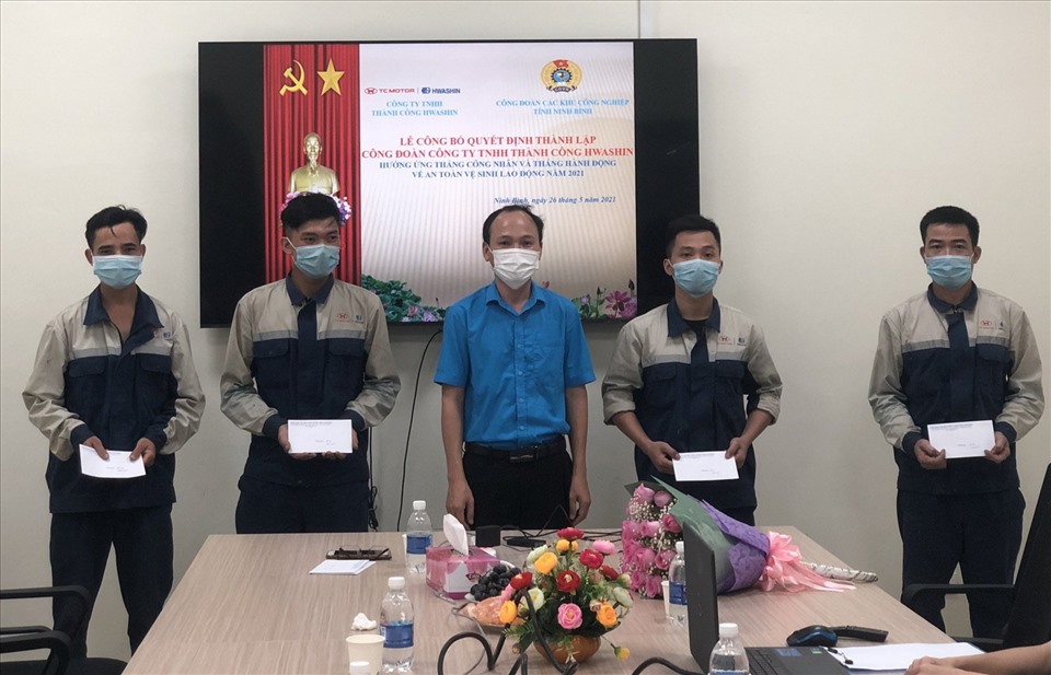 Đại diện lãnh đạo Công đoàn các Khu công nghiệp tỉnh Ninh Bình trao quà hỗ trợ cho CNLĐ có hoàn cảnh khó khăn tại TNHH Thành Công Hwashin. Ảnh: NT