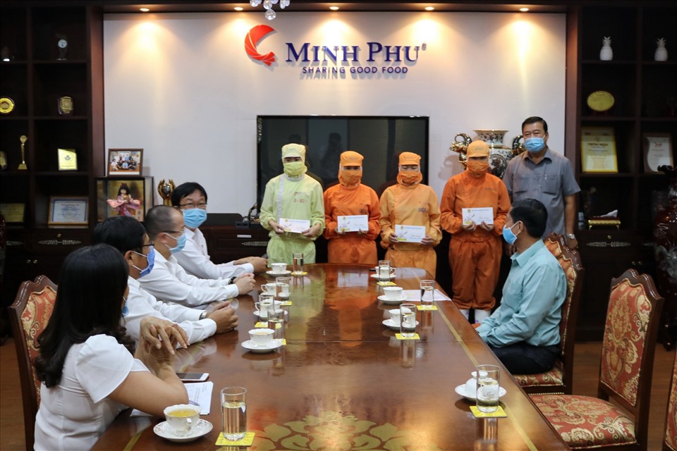 Chủ tịch LĐLĐ tỉnh Võ Thanh Tòng thăm, trao qùa cho công nhân lao động tại Công ty Tập đoàn Thủy sản Minh Phú
