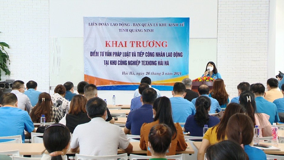 Bà Đỗ Thị Ninh Hường- Chủ tịch LĐLĐ Quảng Ninh  phát biểu tại lễ khai trương điểm tư vấn pháp luật, tiếp công nhân lao động tại KCN cảng biển Hải Hà. Ảnh: Nguyễn Thơm