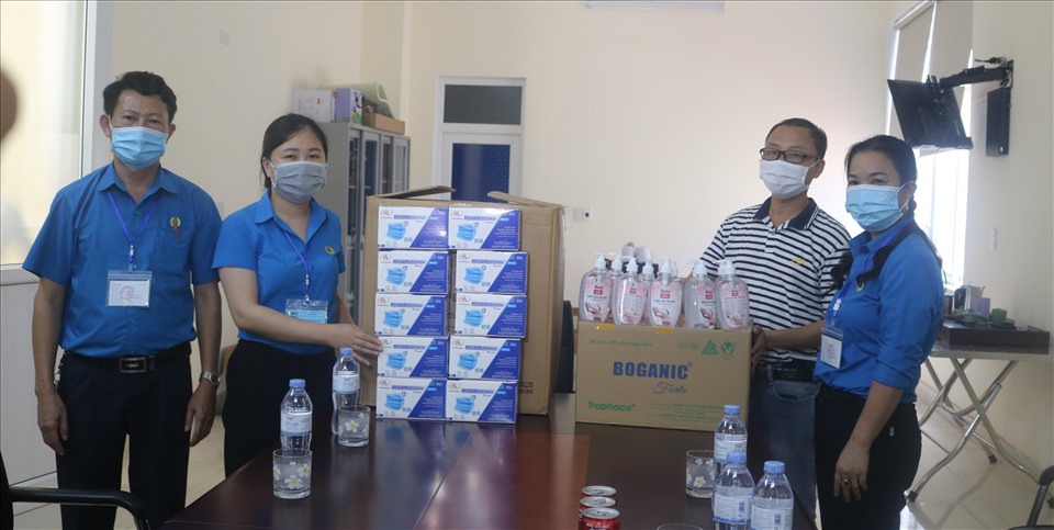 LĐLĐ huyện đã tặng 5.000 khẩu trang và 100 chai nước sát khuẩn tại một số doanh nghiệp trên địa bàn. Ảnh: Q.Đ