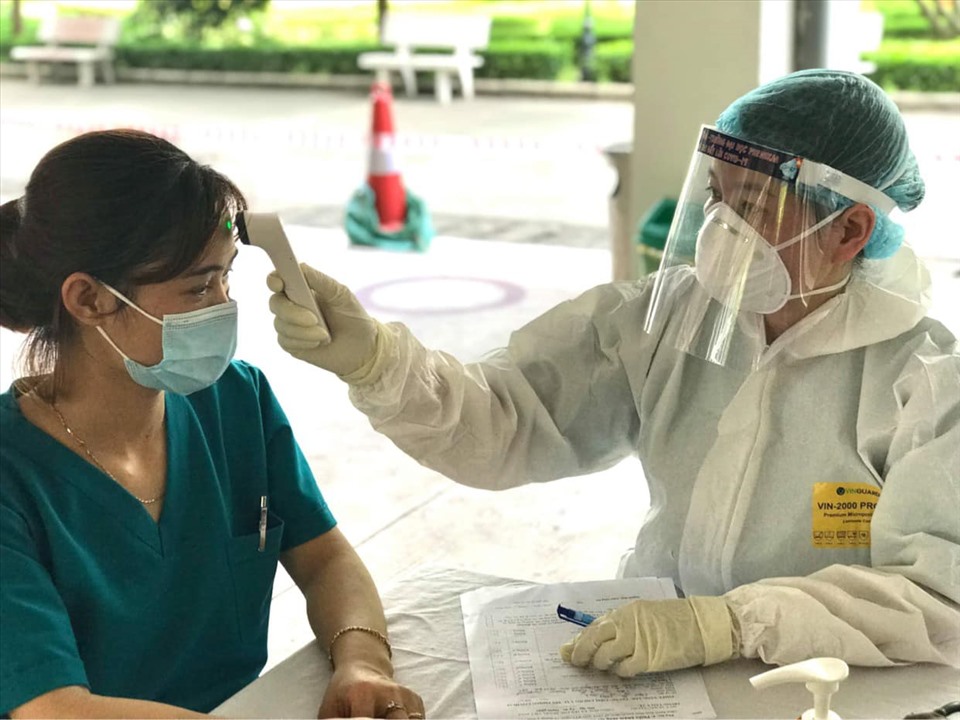 Kiểm tra sức khoẻ công nhân trước khi tiêm vaccine tại Bắc Giang. Ảnh: Bộ Y tế