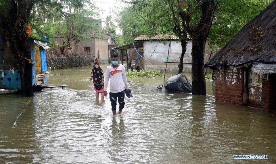 Người dân các tỉnh miền Đông Ấn Độ sinh sống trong tình trạng ngập nước sau bão Yaas. Ảnh: Xinhua