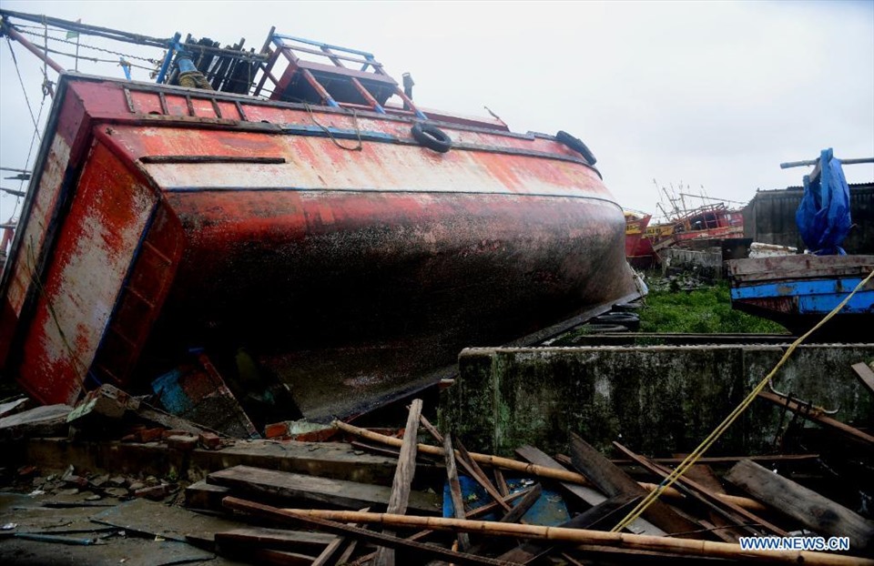 Một chiếc thuyền đánh cá hư hại do các cơn lốc xoát trong cơn bão Yaas tại bang Odisha vào ngày 26.5. Ảnh: Xinhua