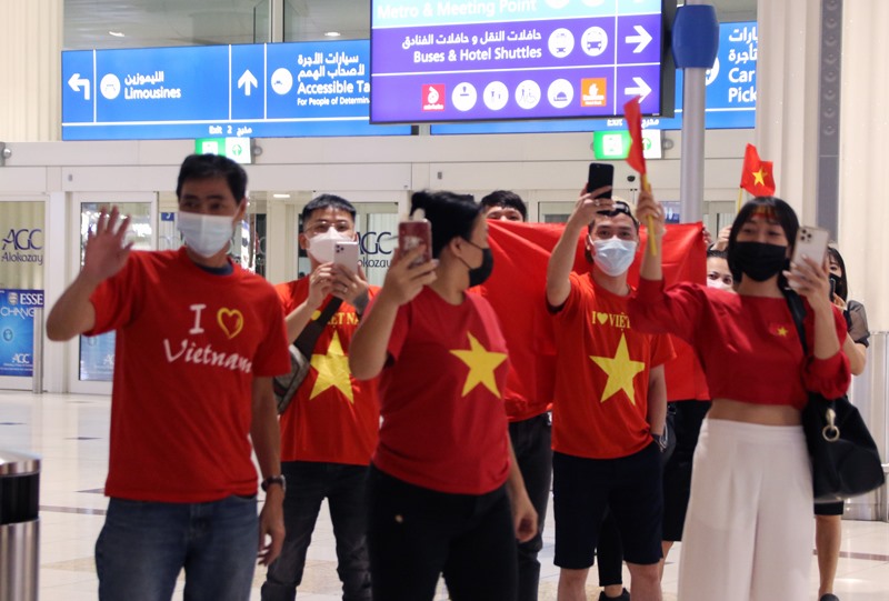 Những cổ động viên tai UAE chào đón đội tuyển Việt Nam. Ảnh: VFF