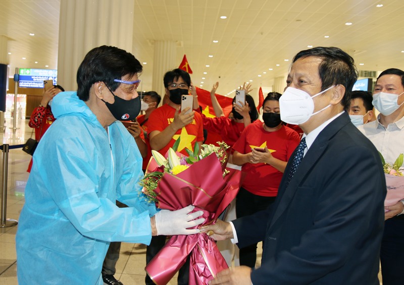 Trưởng đoàn Nguyễn Sỹ Hiển nhận hoa chúc mừng từ Đại sứ.  Ảnh: VFF