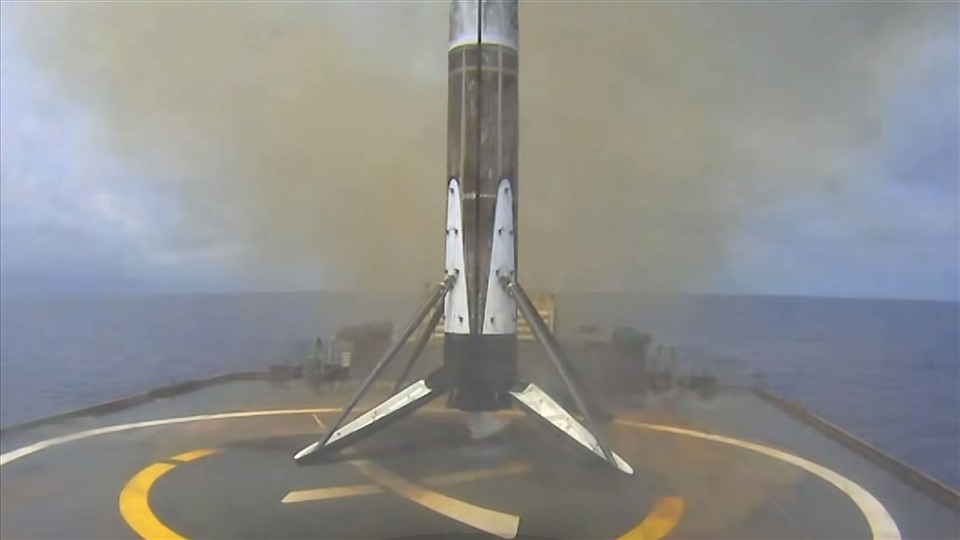 Tên lửa Falcon 9 hạ cánh xuống tàu không người lái “Just Read the Instructions” sau khi phóng sứ mệnh Starlink 28 ngày 26.5.2021. Ảnh: SpaceX