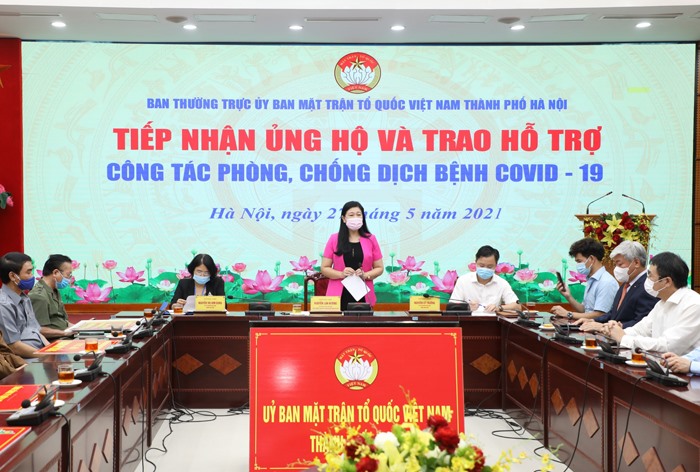 Chủ tịch Ủy ban MTTQ Việt Nam thành phố Hà Nội Nguyễn Lan Hương phát biểu tại buổi tiếp nhận. Ảnh: Vương Vân