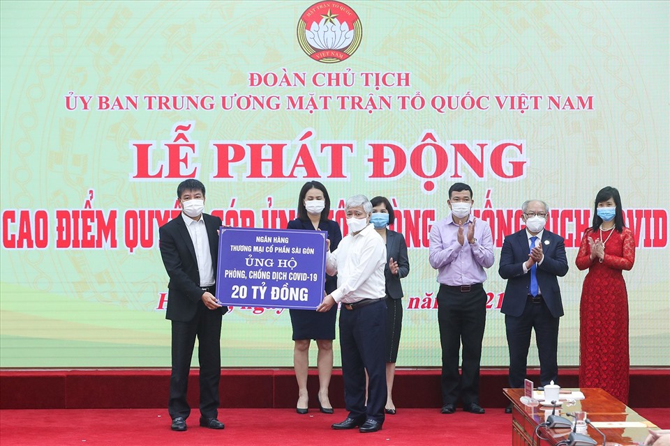 Đại diện các cơ quan, tổ chức, doanh nghiệp, cá nhân đã trao tiền ủng hộ công tác phòng chống dịch COVID-19 cho Đoàn Chủ tịch Uỷ ban Trung ương MTTQ Việt Nam.