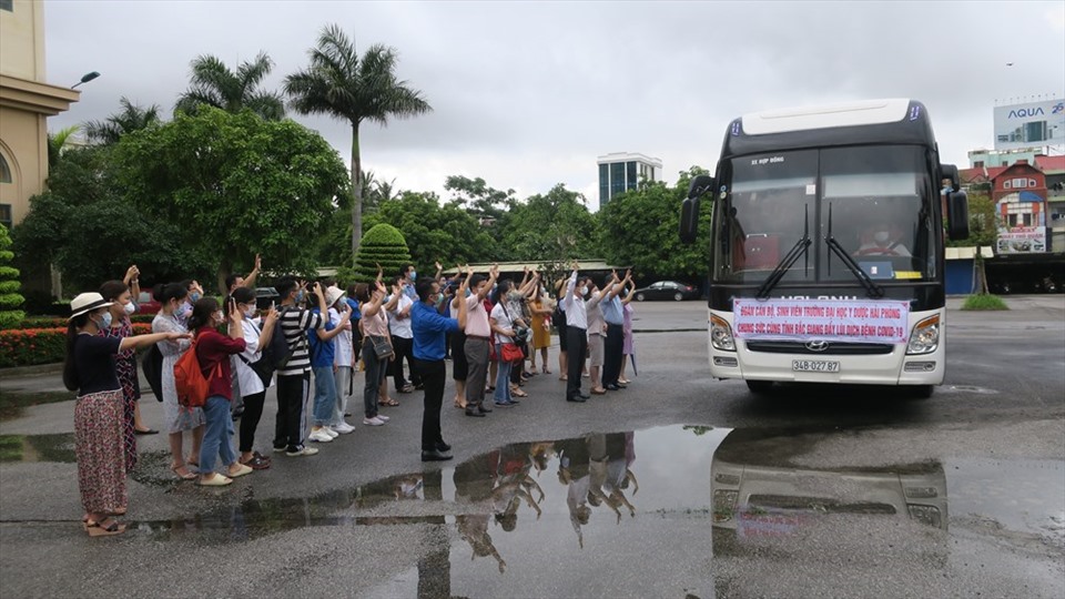 Sáng 27.5, đoàn công tác lên đường đến Bắc Giang, hỗ trợ tỉnh bạn chống dịch COVID-19. Ảnh Cổng TTĐT Hải Phòng