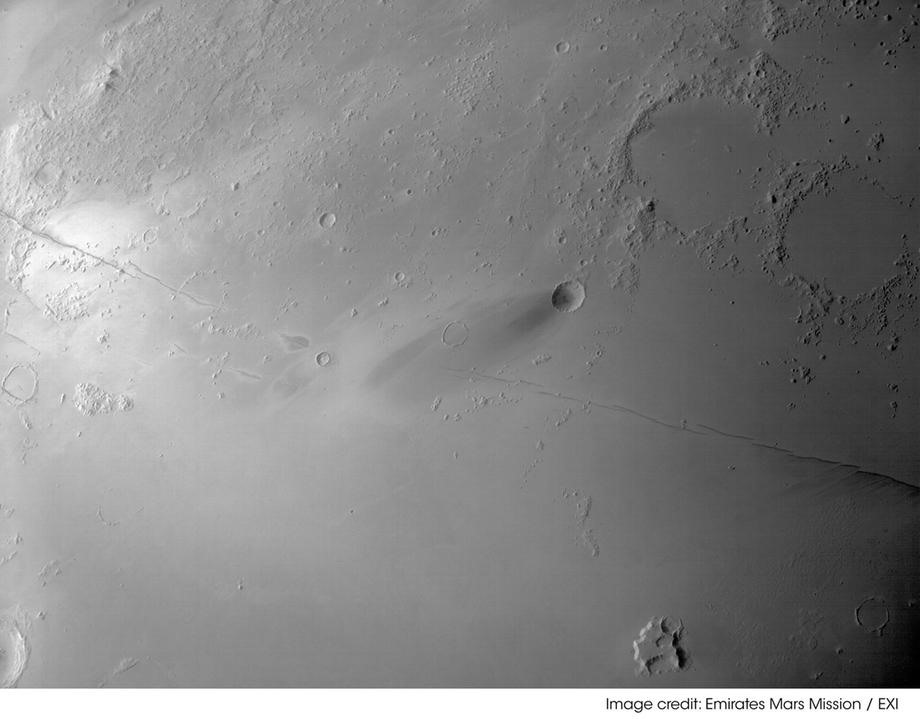 Tàu thăm dò Hope gửi hình ảnh của Cerberus Fossae, một khu vực trên hành tinh đỏ được biết đến với những trận động đất. Ảnh: EMM