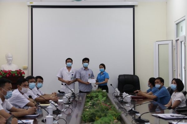 Đồng chí Nguyễn Minh Thái – Phó Chủ tịch thường trực trao tiền hỗ trợ cho cán bộ nhân viên Bệnh viện Đa khoa tỉnh trực tiếp làm công tác phòng chống dịch COVID-19 Ảnh: Hồng Tấm.
