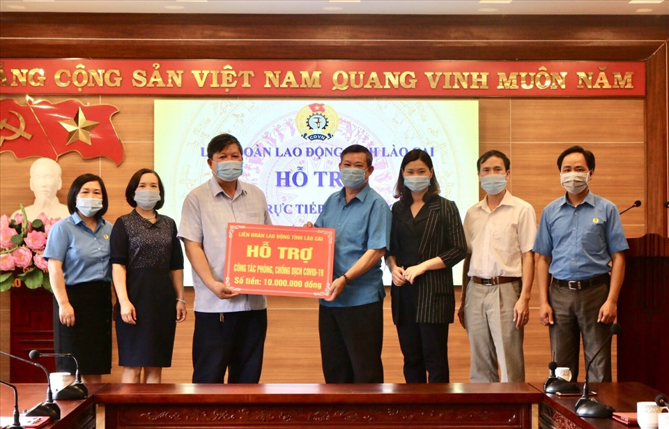 Đồng chí Vũ Đức Chung – Phó Chủ tịch LĐLĐ tỉnh trao hỗ trợ cho thị xã Sa Pa. Ảnh: Hồng Tấm.