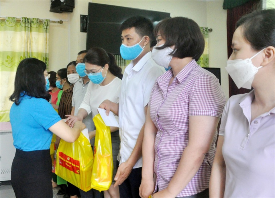 Chủ tịch LĐLĐ tỉnh Quảng Ninh Đỗ Thị Ninh Hường tặng quà cho giáo viên, người lao động có hoàn cảnh khó khăn. Ảnh:Thanh Hằng