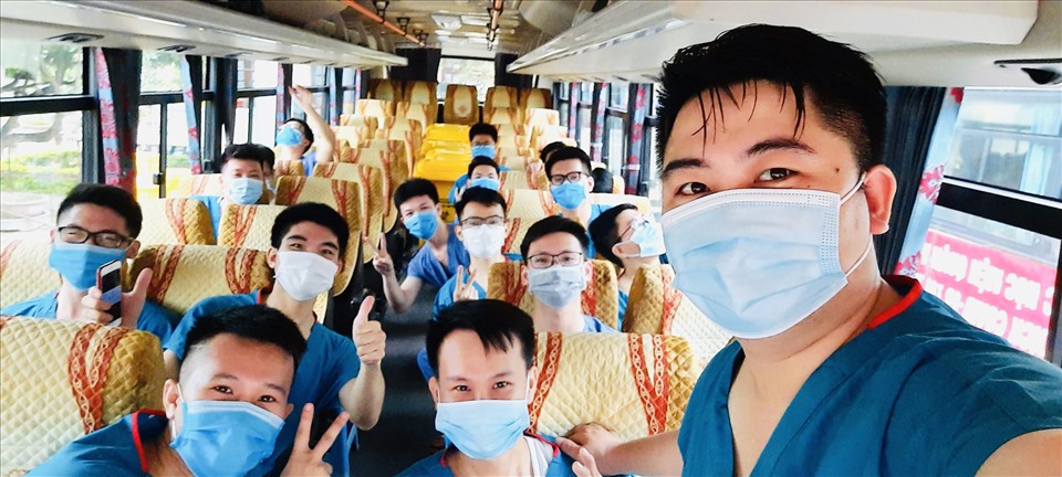Sinh viên Học viện Quân y lên đường chi viện cho điểm nóng Bắc Giang. Ảnh: NVCC
