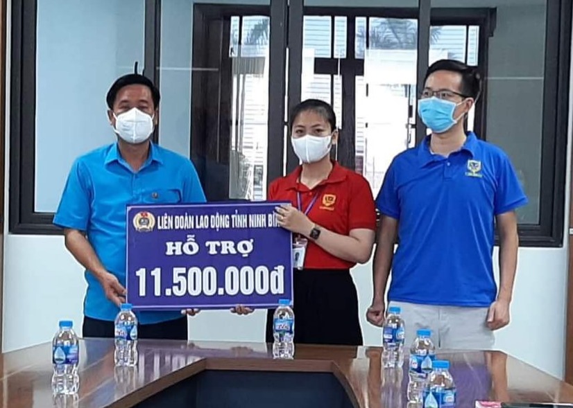 Đại diện lãnh đạo LĐLĐ tỉnh Ninh Bình trao tiền hỗ trợ cho CNLĐ bị ảnh hưởng bởi dịch COVID-19 tại