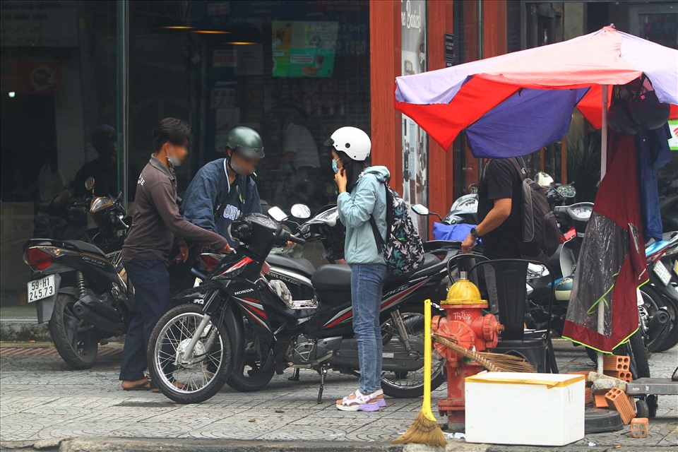 Nhiều khách hàng bắt đầu ra về khi biết tin quán cà phê ngừng bán tại chỗ. Ảnh: Thanh Vũ