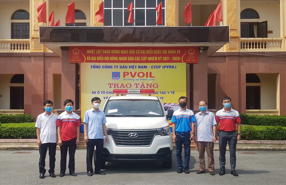 PVOIL tặng xe cứu thương phục vụ công tác phòng chống dịch COVID-19 cho huyện Kim Động. Nguồn: PVN