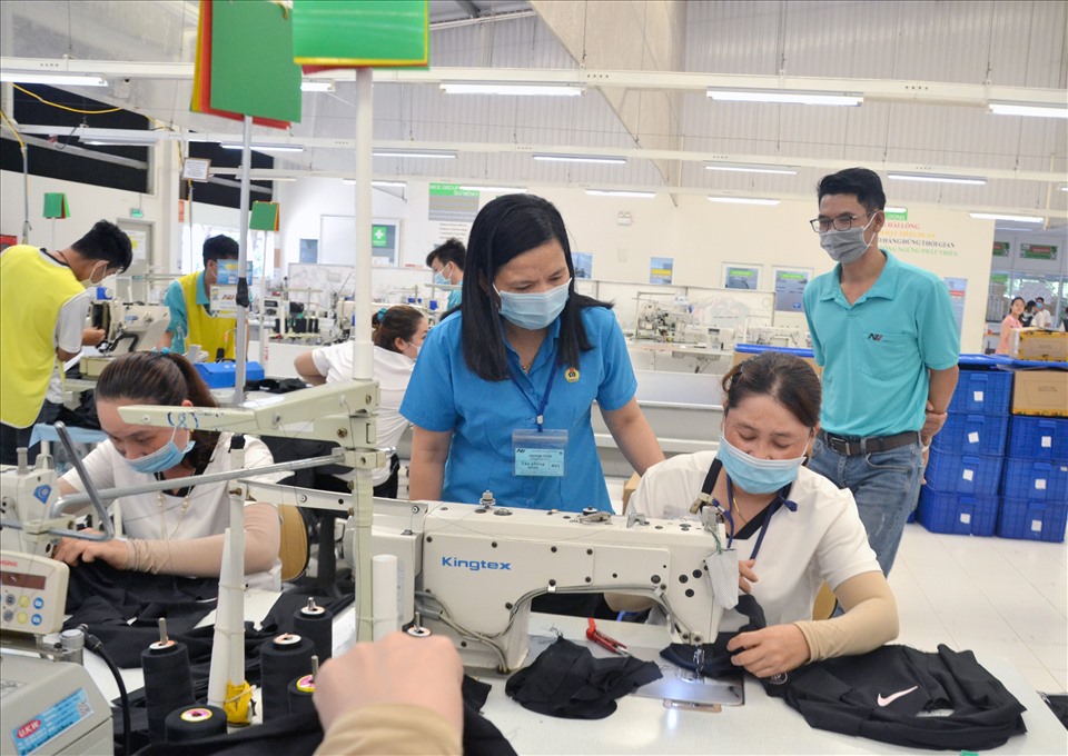 Bà Phan Thị Diễm, Phó Chủ tịch Thường trực LĐLĐ tỉnh An Giang thăm hỏi người lao động đang làm việc tại Nhà máy Công ty TNHH NV Apparel. Ảnh: LT