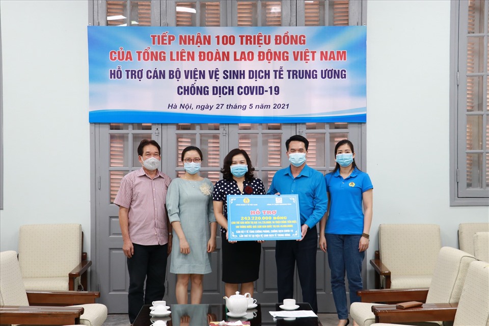 Công đoàn Y tế Việt Nam trao hỗ trợ tới cán bộ tăng cường phòng chống dịch COVID-19 của Viện Vệ sinh dịch tễ Trung ương. Ảnh: Bảo Hân