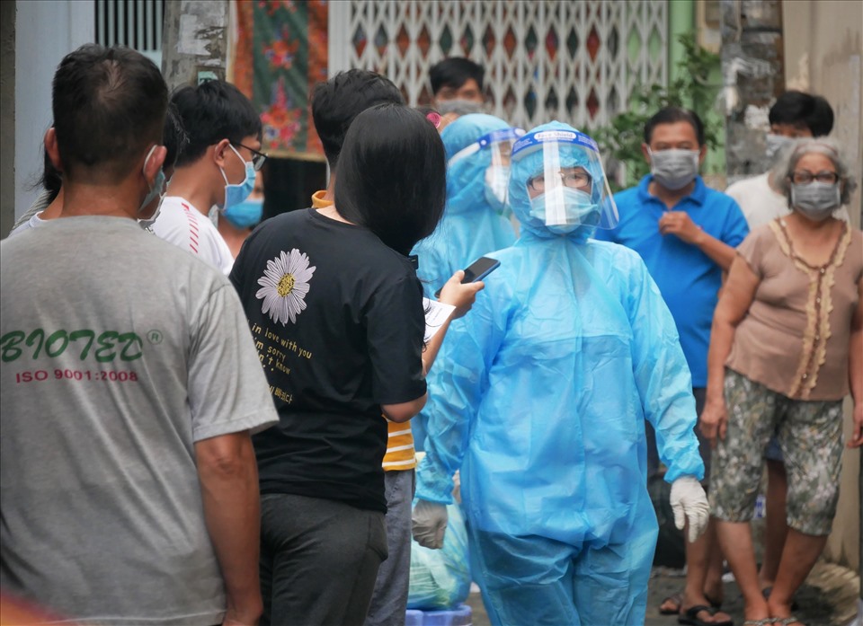 Nhân viên y tế chuẩn bị cho việc lấy mẫu xét nghiệm COVID-19 các hộ dân trong hẻm 415 Nguyễn Văn Công, P.3, Gò Vấp