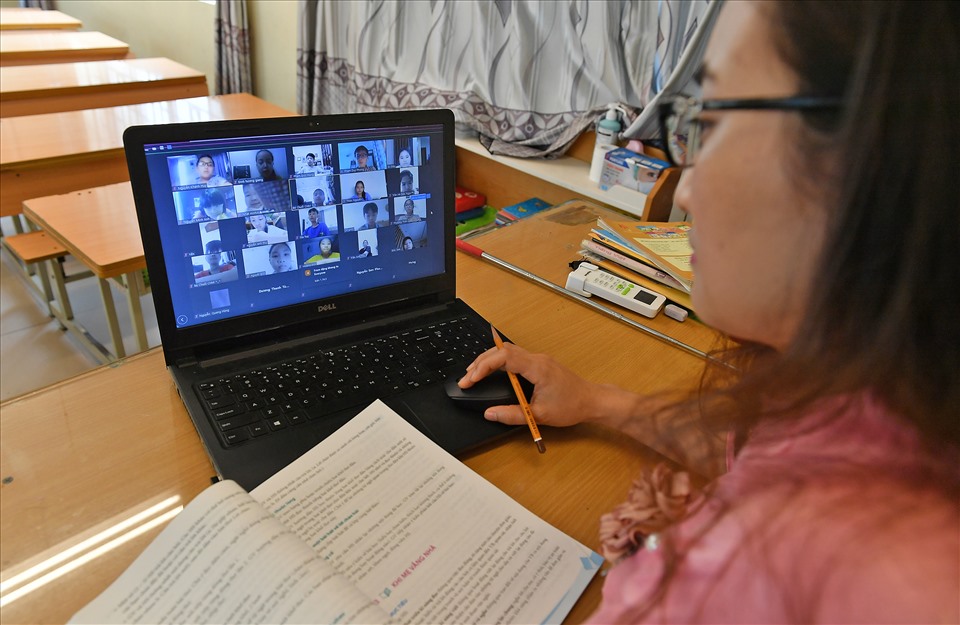 Cô giáo Nguyễn Thị Ly đang chữa bài tập Toán lớp 5 cho các em. “Hình thức dạy online có nhiều cái hay nhưng cô và trò phải rất kiên trì, nhiều khi mạng kém hay mất kết nối, tiết học phải kéo dài hơn”.