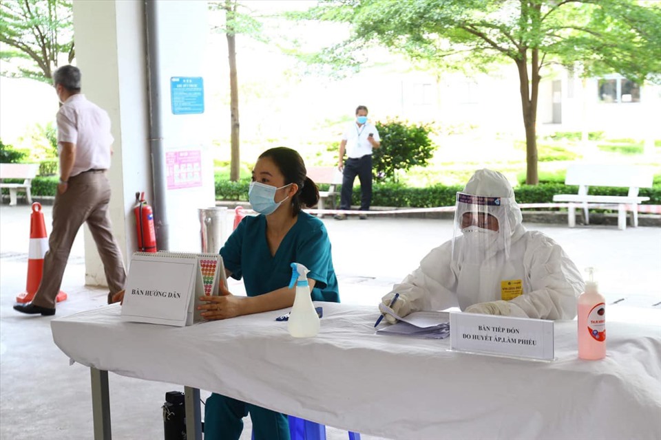 Các cán bộ y tế tham gia tiêm phòng vaccine COVID-19 cho công nhân.