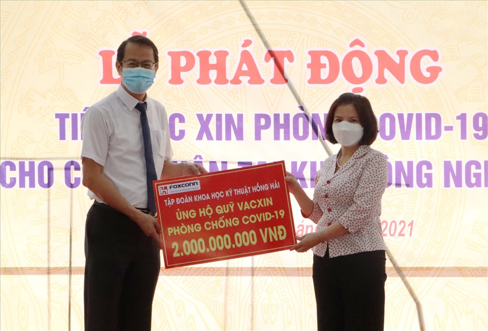 Tập đoàn KHKT Hồng Hải trao tặng 02 tỷ đồng ủng hộ quỹ vắc xin phòng, chống dịch COVID-19 của tỉnh. Ảnh: PV.