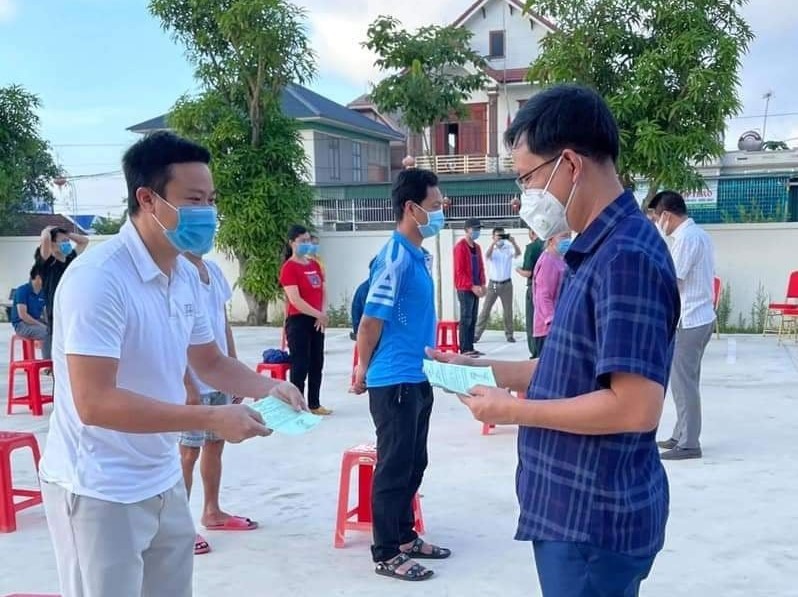 Lãnh đạo UBND thị xã Hoàng Mai (Nghệ An) trao chứng nhận hoàn thành cách ly tập trung cho công dân. Ảnh: QĐ