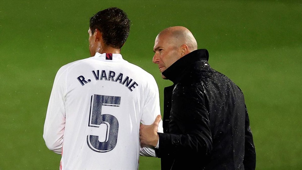 Có thể trong tương lai không xa, Raphael Varane sẽ lại làm việc cùng Zidane ở đội tuyển Pháp? Ảnh: AFP