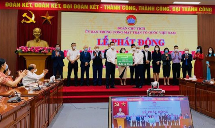 Đại diện Vietcombank trao kinh phí ủng hộ phòng chống dịch COVID-19 cho đại diện Ủy ban Trung ương MTTQ Việt Nam. Ảnh: N.H