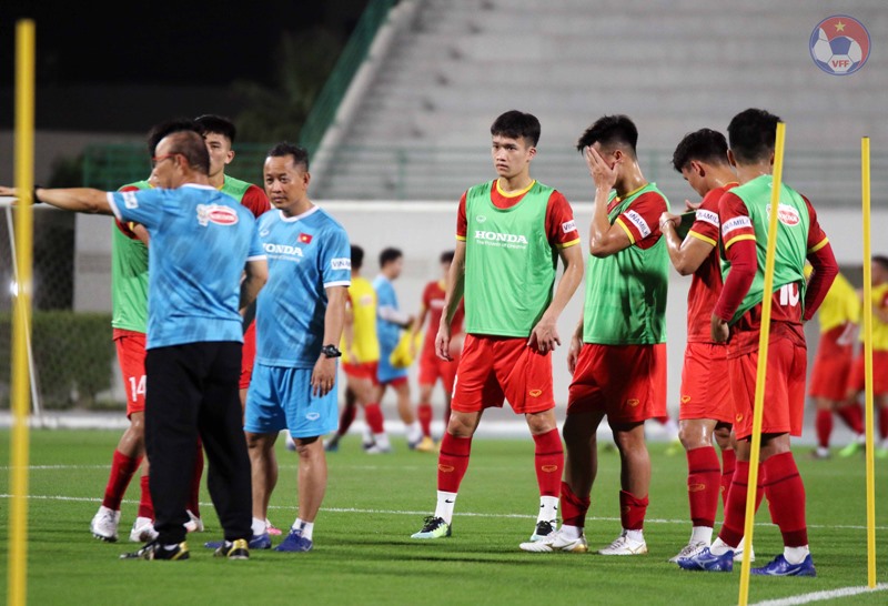 Đội tuyển Việt Nam trong buổi tập đầu tiên ở UAE. Ảnh: VFF
