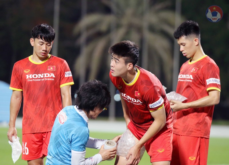 3 cầu thủ đội tuyển Việt Nam bị đau cơ và được bác sỹ Choi Ju Young hướng dẫn thực hiện các bài tập riêng để hồi phục. Ảnh: VFF