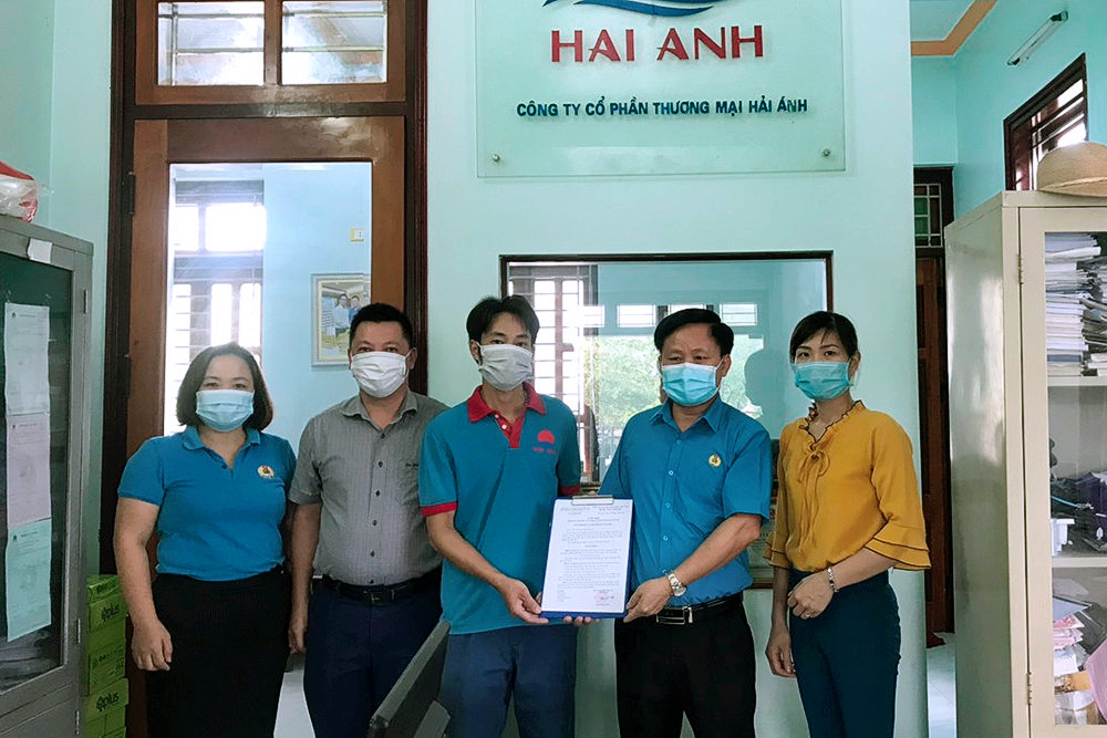 Lãnh đạo Liên đoàn Lao động huyện Tân Sơn trao quyết định cho Ban chấp hành Công đoàn công ty