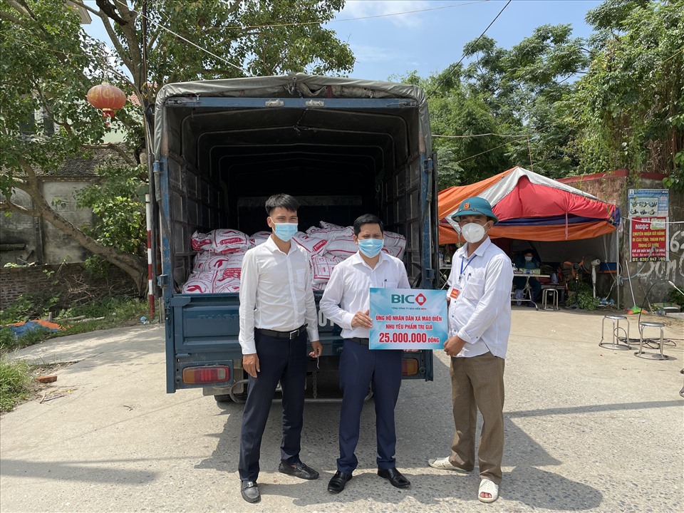 BIC ủng hộ 1,5 tấn gạo (trị giá 25 triệu đồng) cho nhân dân xã Mão Điền, huyện Thuận Thành, Tỉnh Bắc Ninh. Ảnh: BIC